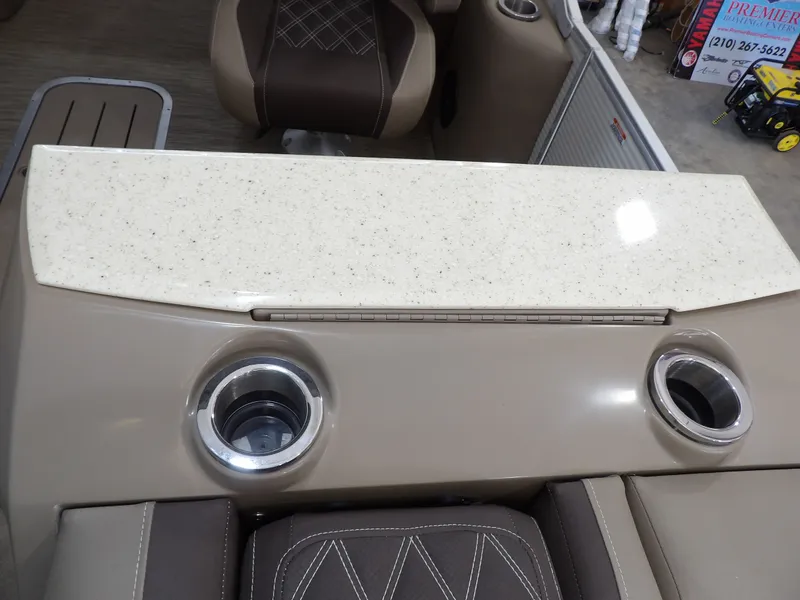 Slide: The Image of Bennington 24 BOWRIDER FASTBACK 2020 - 17