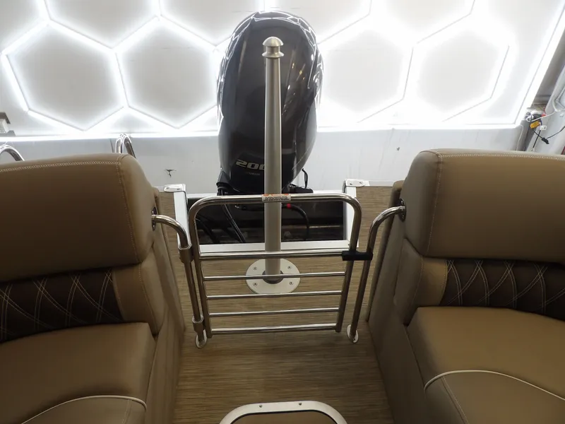 Slide: The Image of Bennington 24 BOWRIDER FASTBACK 2020 - 26