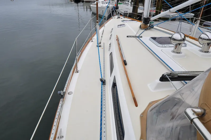 Slide: The Image of 2004 Sabre 426 sailboat deck with rigging and polished fittings in marina. - 33