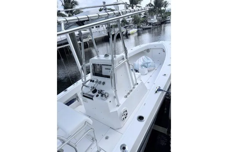 Slide: The Image of 2006 SeaVee 260 boat with center console, docked by a waterfront. - 5