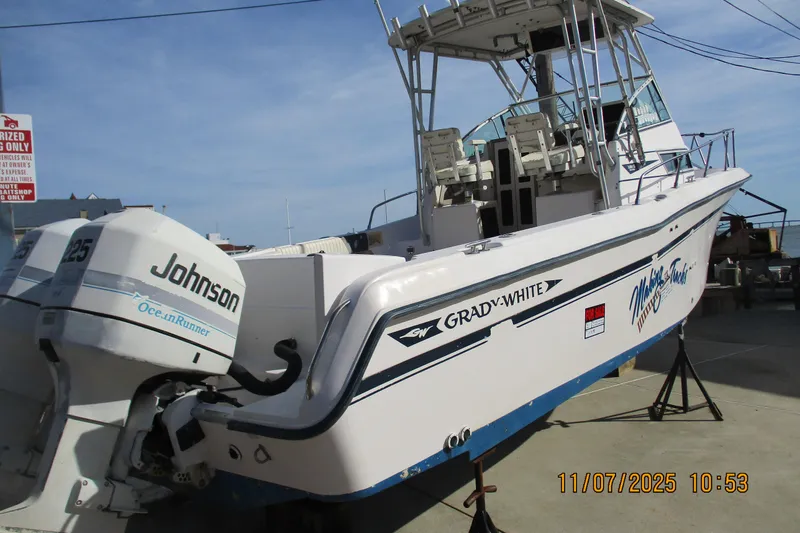 Slide: The Image of 1996 Grady-White Sailfish 272 boat with Johnson outboard motor on display. - 20