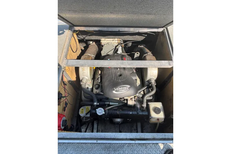 Slide: The Image of Engine compartment of a 2005 THINDERJET 21 ALEXIS boat, featuring a Vortec 5700 engine. - 10