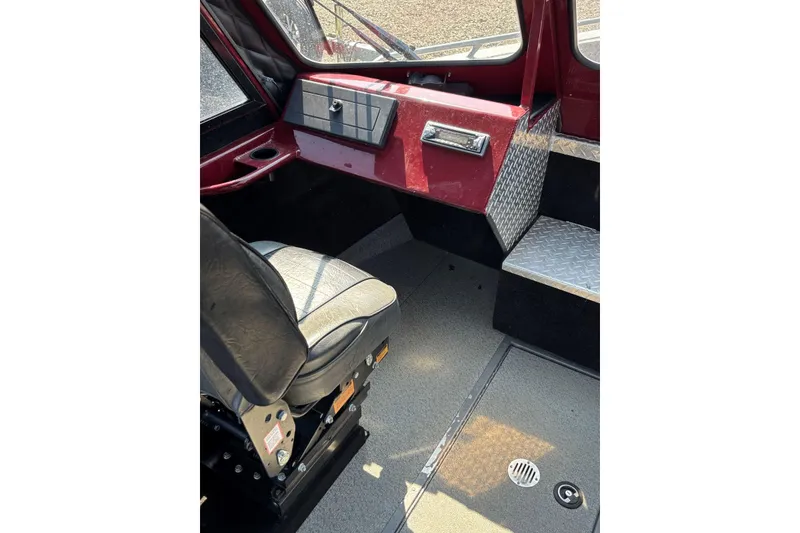 Slide: The Image of Interior of 2005 THINDERJET 21 ALEXIS boat with seat and dashboard. - 7