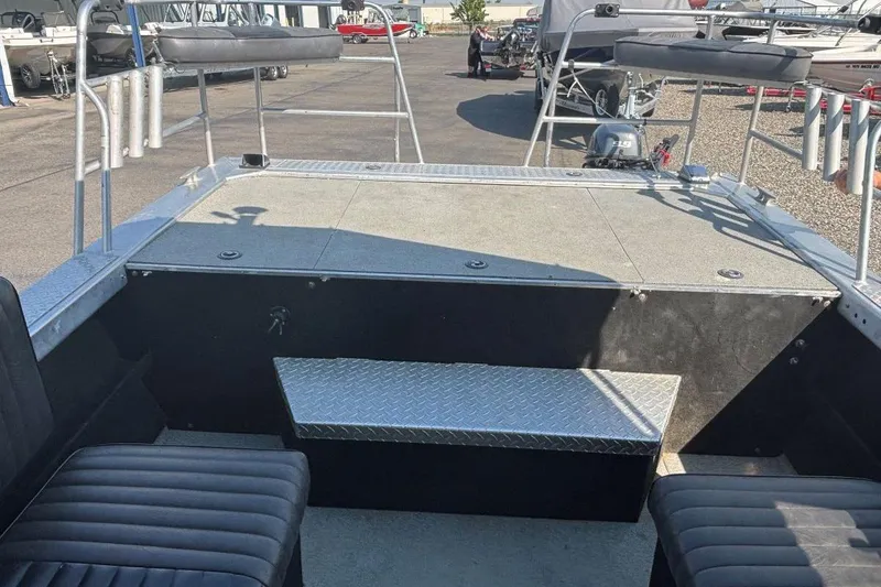 Slide: The Image of 2005 THINDERJET 21 ALEXIS boat interior with seating and deck view. - 9