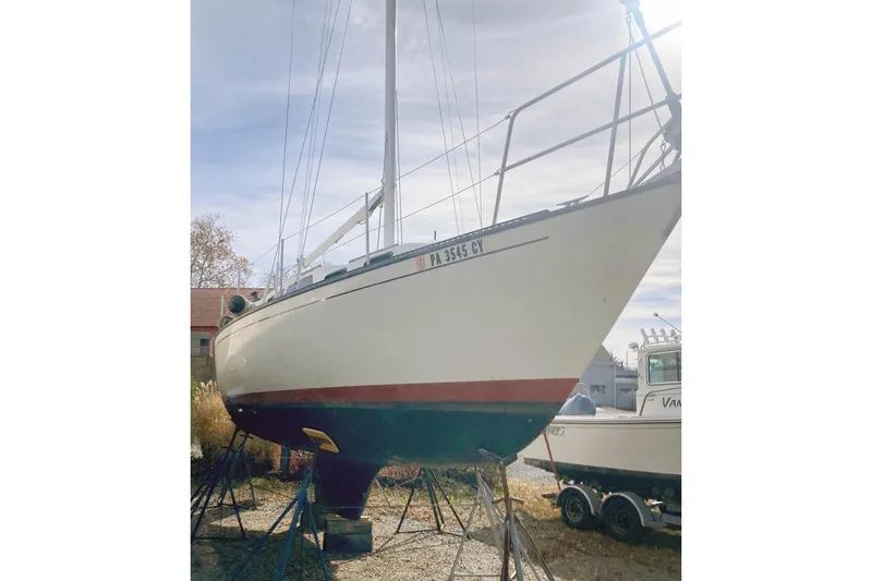 Slide: The Image of 1985 S2 Yachts 9.2 C sailboat on stands, side view. - 5