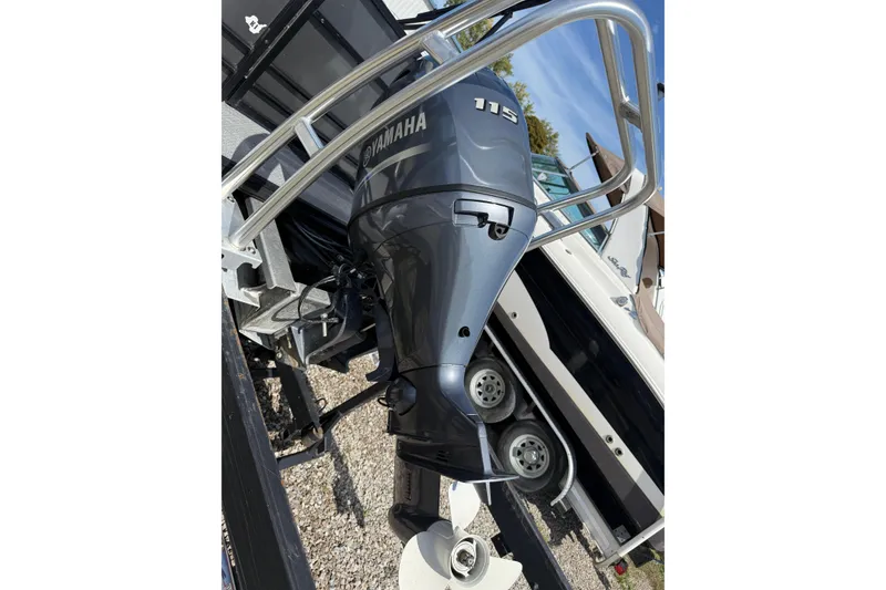 Slide: The Image of 2020 SunChaser Geneva Sport 22 LR DH with Yamaha 115 outboard motor. - 17