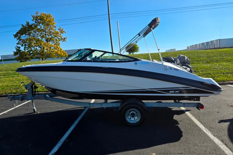 Slide: The Image of 2018 Yamaha Boats SX190 on trailer in parking lot, sunny day. - 4