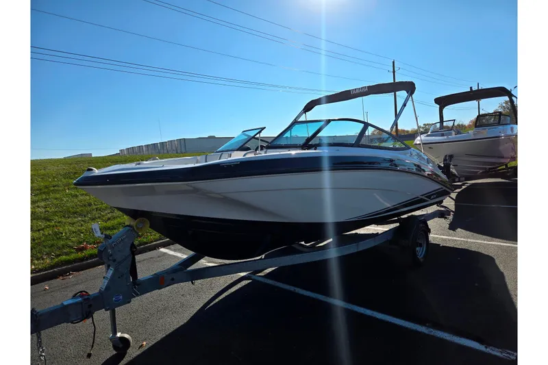 Slide: The Image of 2018 Yamaha Boats SX190 on trailer under clear blue sky. - 5