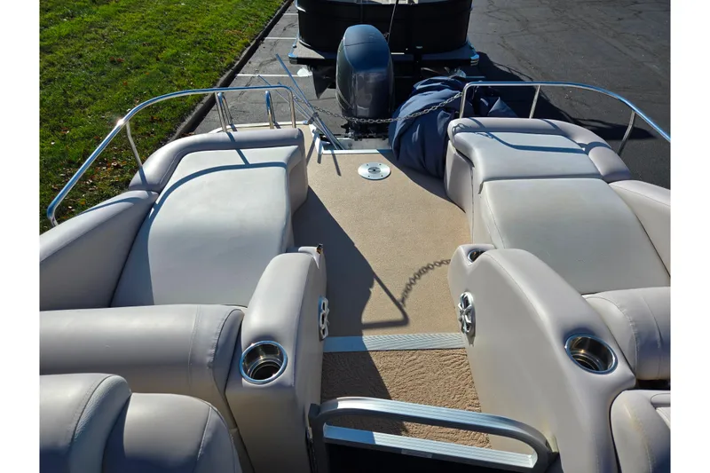 Slide: The Image of 2011 Bennington 2275RCW OB pontoon boat with spacious seating and cup holders. - 15