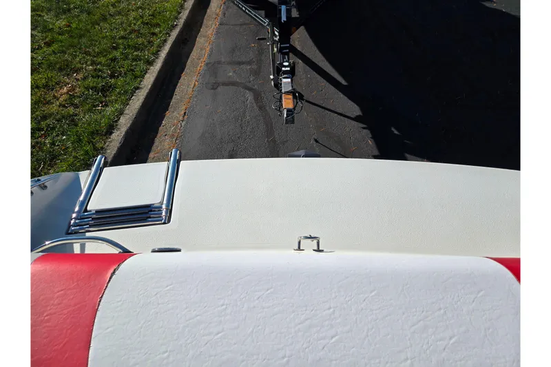 Slide: The Image of Top view of 2005 Stingray 195 LR boat with ladder and red-white upholstery. - 24