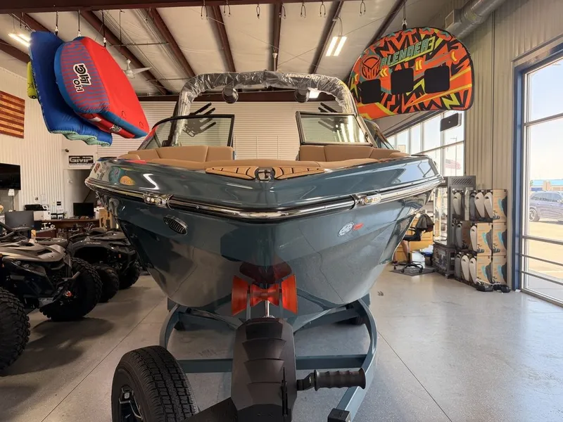 Slide: The Image of MasterCraft XT22T 2026 - 7