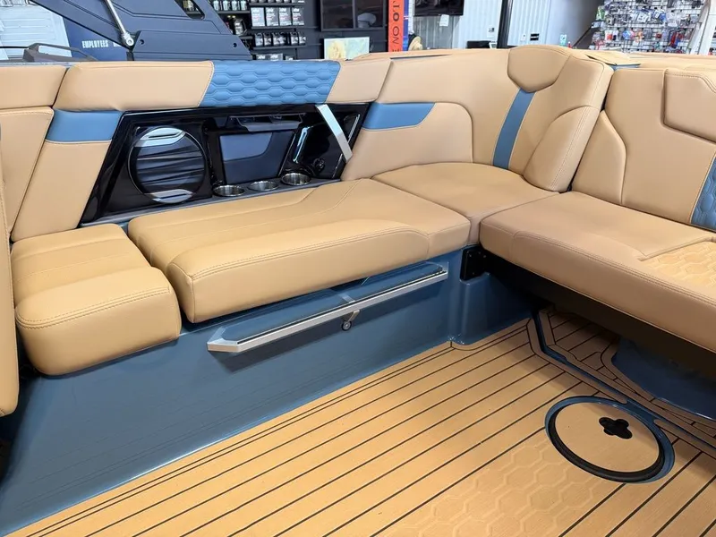 Slide: The Image of MasterCraft XT22T 2026 - 17