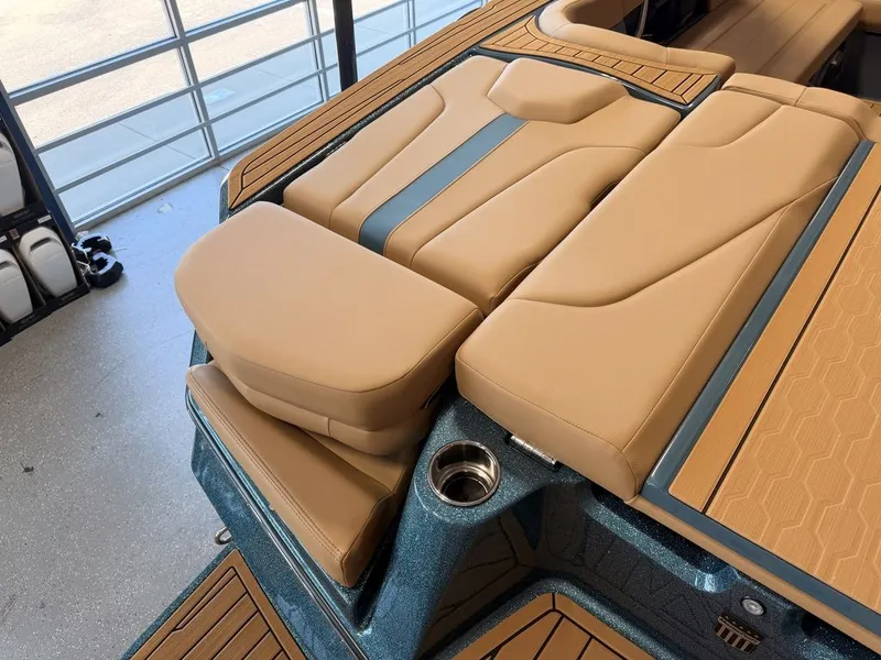 Slide: The Image of MasterCraft XT22T 2026 - 12