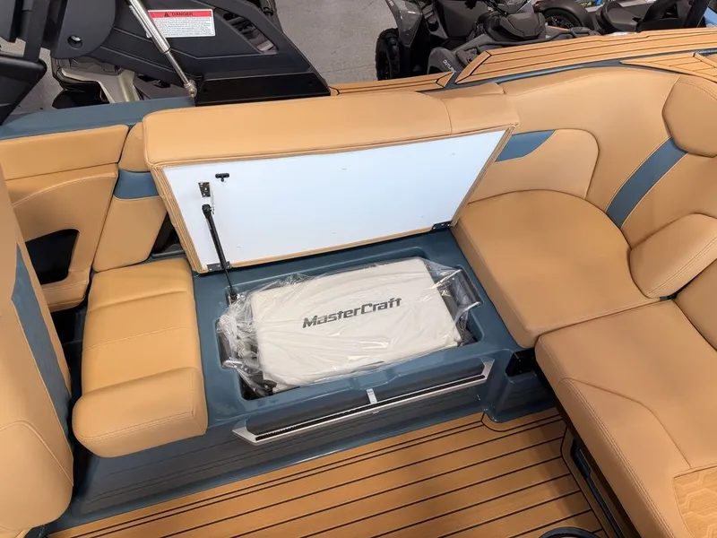 Slide: The Image of MasterCraft XT22T 2026 - 18