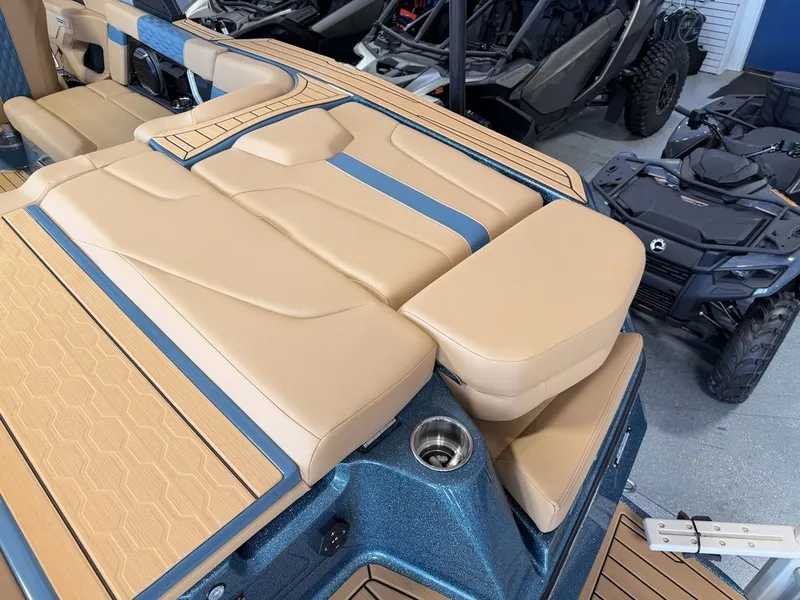 Slide: The Image of MasterCraft XT22T 2026 - 13
