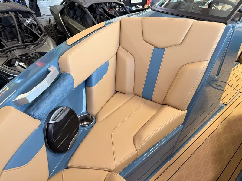 Slide: The Image of MasterCraft XT22T 2026 - 34