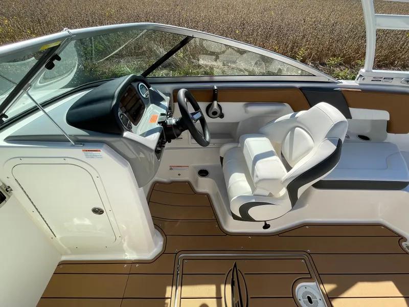 Slide: The Image of 2024 Chaparral 23 SSi OB boat interior with captain's seat and dashboard. - 20