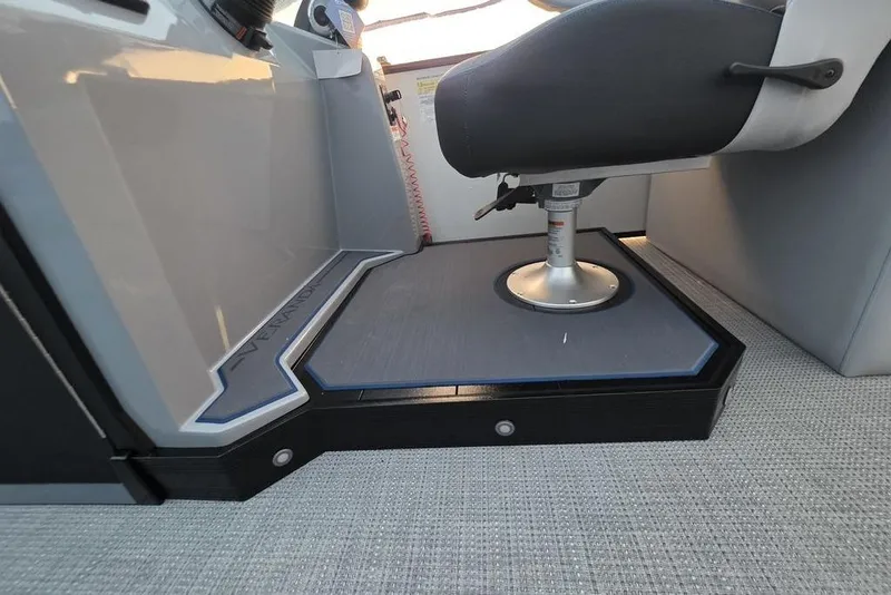 Slide: The Image of Captain's seat on 2026 Veranda Vista 22RC boat, featuring modern design and comfortable seating. - 15