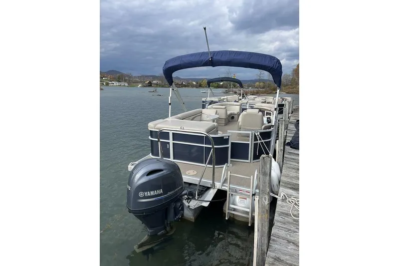 The Image of 2018 Bennington 23SLX pontoon boat docked with Yamaha outboard motor. - 1