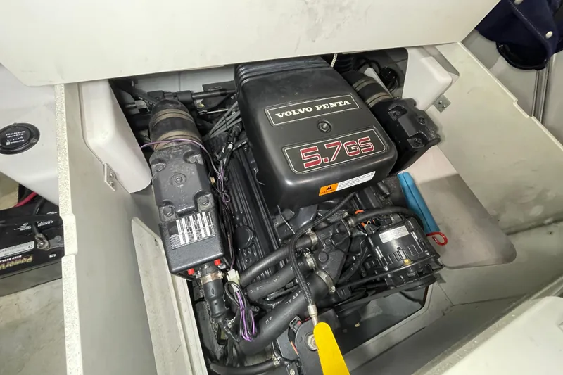 Slide: The Image of Volvo Penta 5.7 GS engine in a 1999 Four Winns 220 Horizon boat. - 25