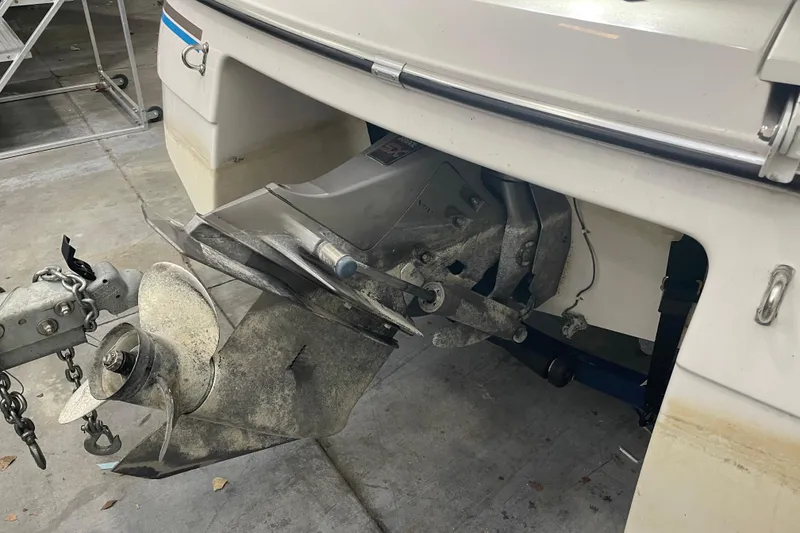 Slide: The Image of 1999 Four Winns 220 Horizon boat stern with propeller and trailer hitch. - 28