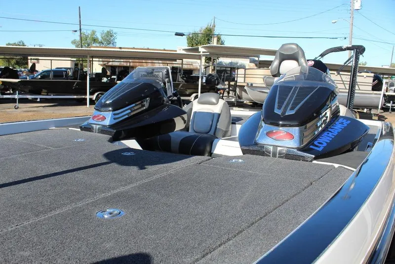 Slide: The Image of 2019 Ranger Z521 Comanche boat with dual seats and Lowrance electronics. - 13