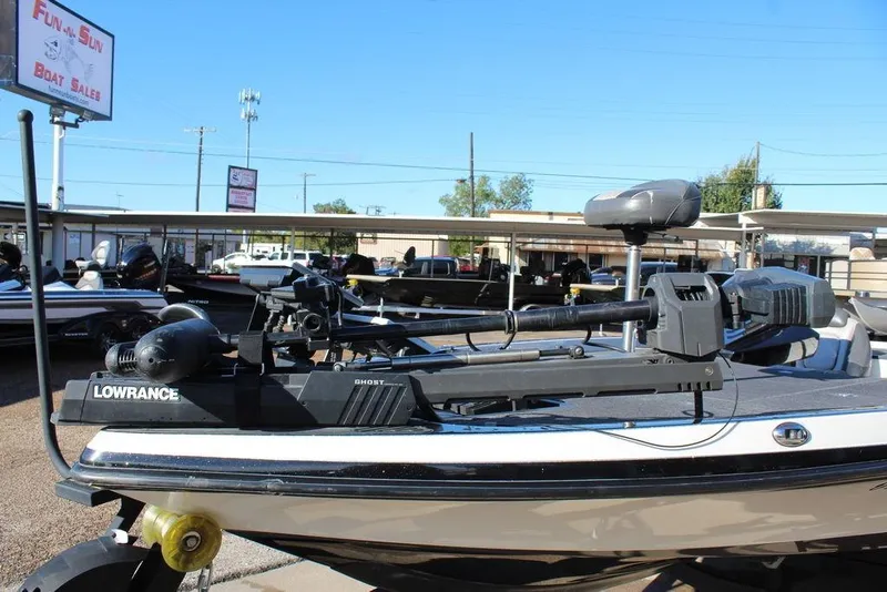Slide: The Image of 2019 Ranger Z521 Comanche boat with Lowrance Ghost trolling motor at dealership. - 14