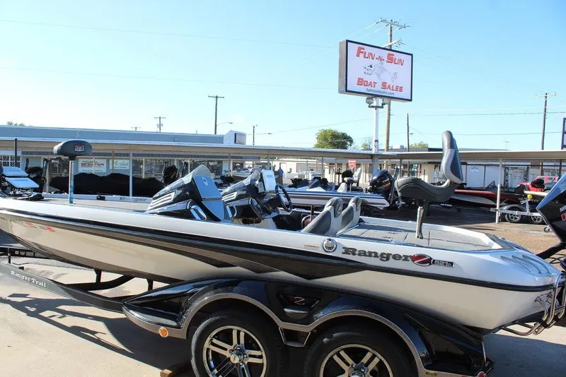 Slide: The Image of 2019 Ranger Z521 Comanche boat at Fun-N-Sun Boat Sales dealership. - 4