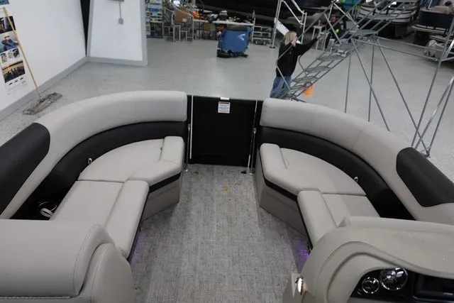 Slide: The Image of South Bay LE 224 RS 2.75 JAWS EDITION TRITOON 2026 - 18