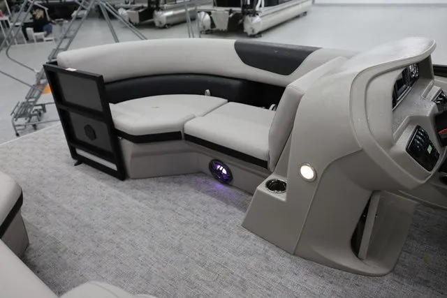 Slide: The Image of South Bay LE 224 RS 2.75 JAWS EDITION TRITOON 2026 - 17