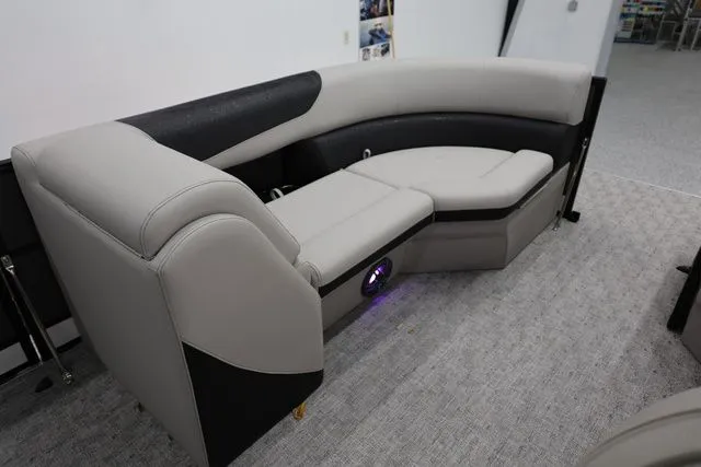 Slide: The Image of South Bay LE 224 RS 2.75 JAWS EDITION TRITOON 2026 - 18