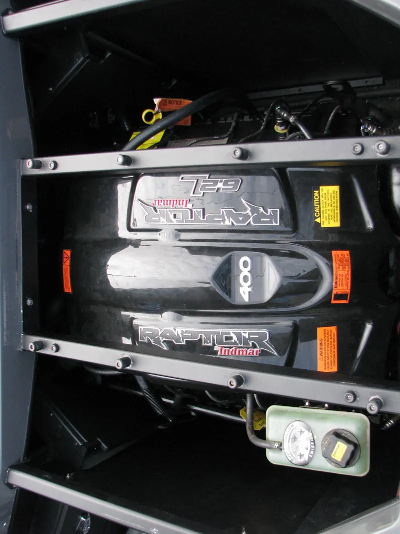 Slide: The Image of 2017 Tigé Z1 boat engine, Raptor Indmar 400, detailed view. - 9