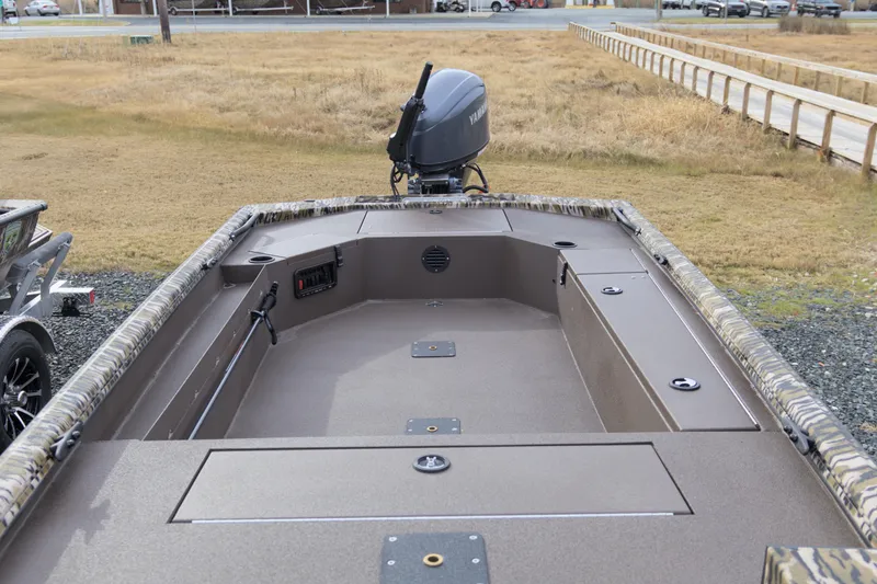 Slide: The Image of Avid 16 Commander 2026 boat with Yamaha motor, parked on grass. - 6