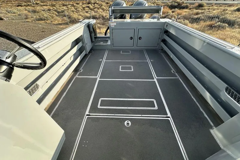 Slide: The Image of 2025 Hewescraft 270 Pacific Explorer boat deck, spacious and well-equipped for outdoor adventures. - 10