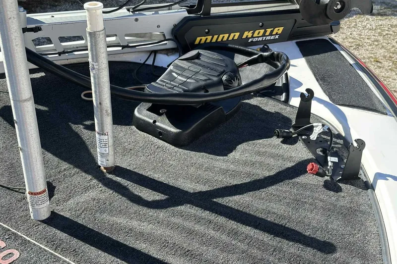 Slide: The Image of 2003 Skeeter ZX200 boat deck with Minn Kota Fortrex trolling motor. - 14