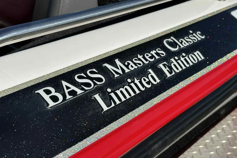 Slide: The Image of 2003 Skeeter ZX200 Bass Masters Classic Limited Edition boat detail. - 19