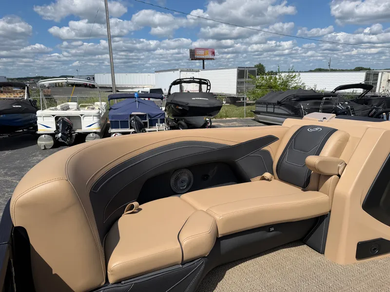 Slide: The Image of The image shows the luxurious beige leather seating of a Barletta CABRIO 22 UC boat outdoors. - 16