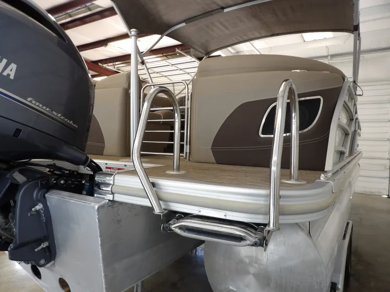 Slide: The Image of Bennington 24 BOWRIDER FASTBACK 2020 - 11