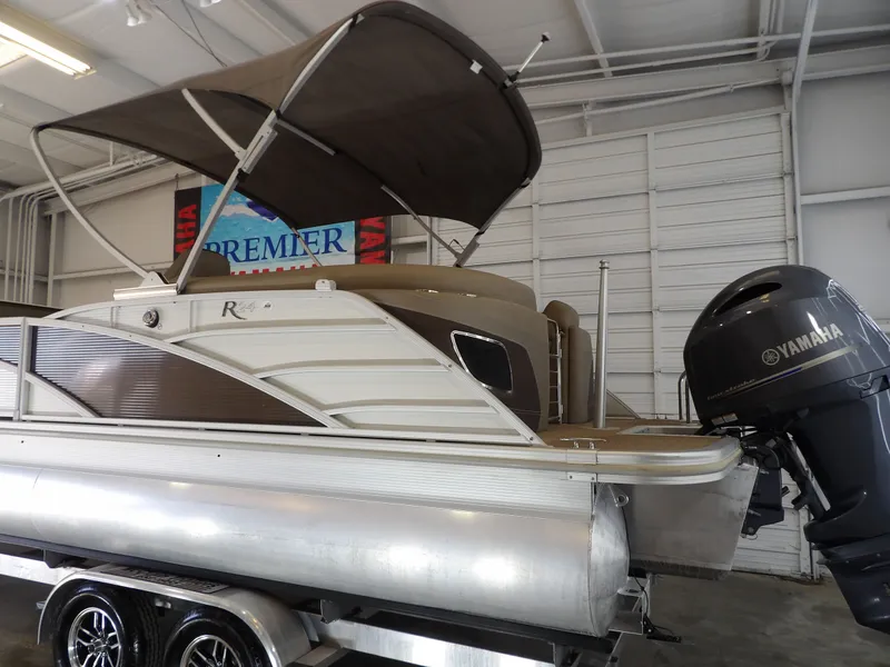 Slide: The Image of Bennington 24 BOWRIDER FASTBACK 2020 - 7