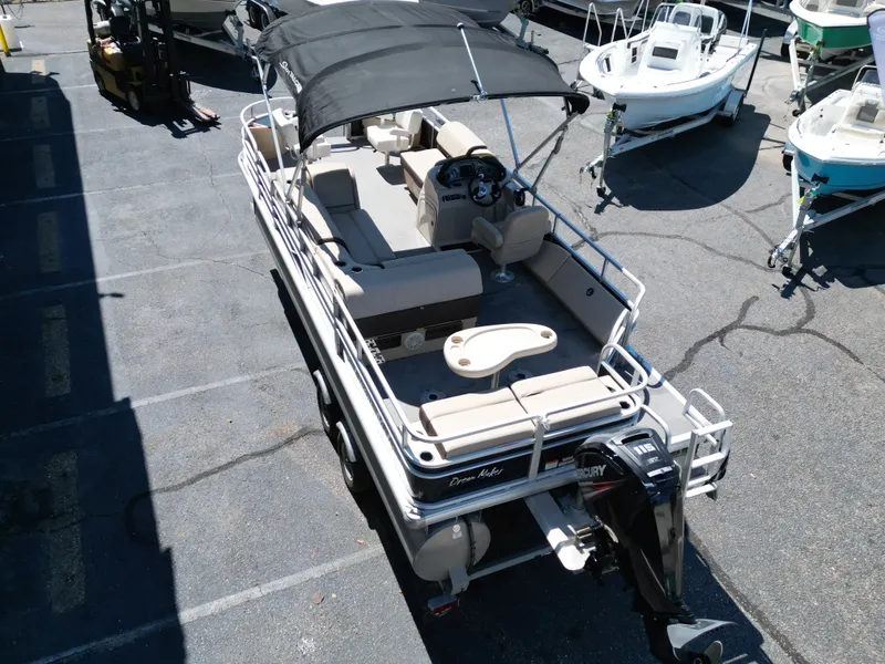 Slide: The Image of Sun Tracker FISHIN BARGE 22DLX 2018 - 10