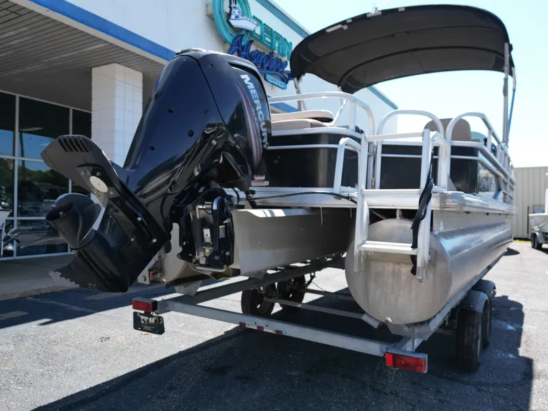 Slide: The Image of Sun Tracker FISHIN BARGE 22DLX 2018 - 19