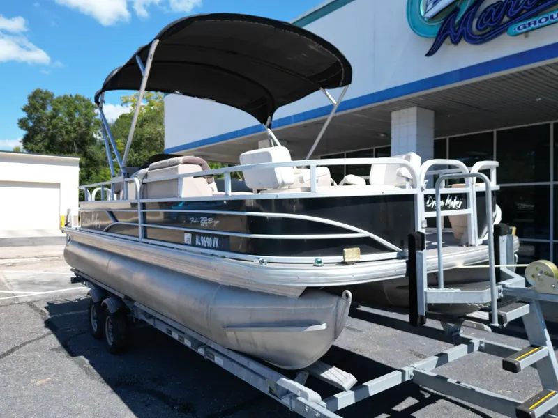 Slide: The Image of Sun Tracker FISHIN BARGE 22DLX 2018 - 29