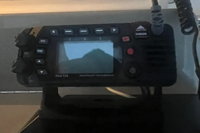 Slide: The Image of Marine radio equipment on a 2007 Sea Ray 260 Sundancer boat dashboard. - 32