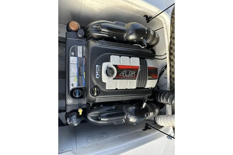 Slide: The Image of 2018 Tahoe 215 Xi boat engine, 4.5L 250 horsepower, detailed view. - 20