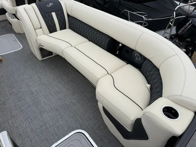 Slide: The Image of Luxurious seating in Barletta Lusso 25 U boat, model 2026. - 10
