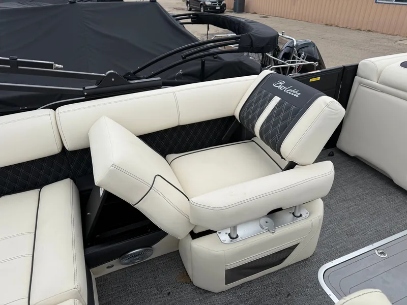Slide: The Image of Luxurious seating in Barletta Lusso 25 U boat, 2026 model. - 6