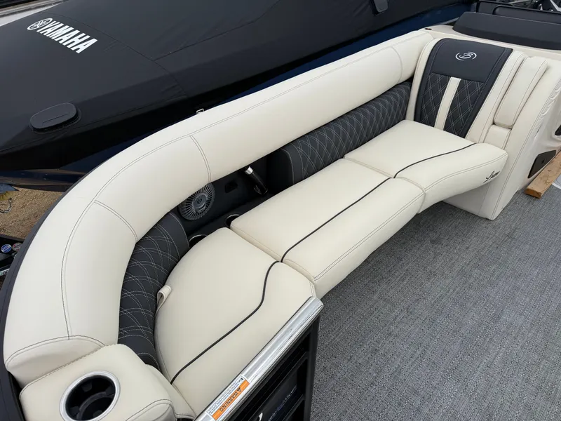 Slide: The Image of Luxurious seating in Barletta Lusso 25 U boat, model 2026. - 9