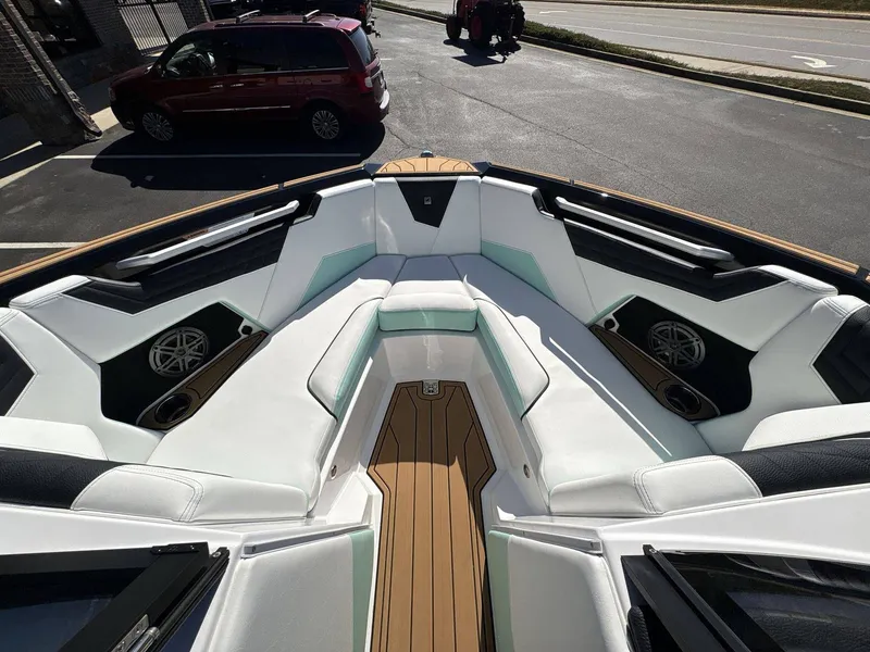 Slide: The Image of Nautique Super Air Nautique S21 2026 - 12