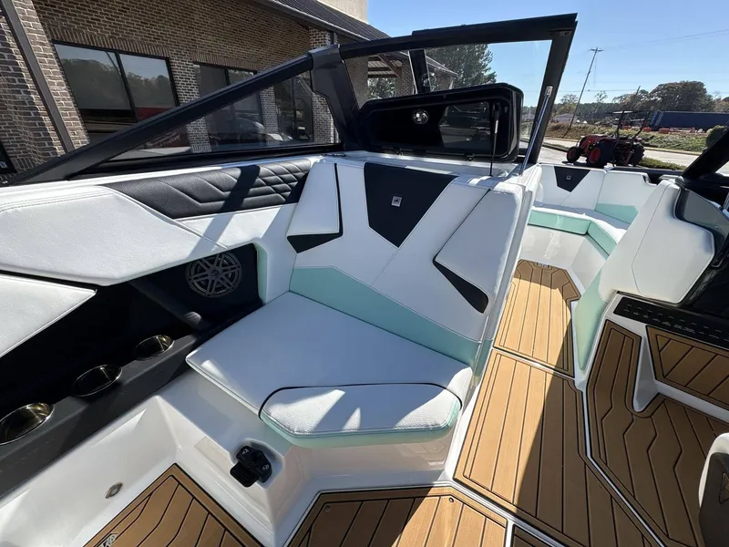 Slide: The Image of Nautique Super Air Nautique S21 2026 - 16