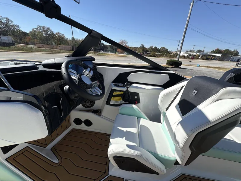 Slide: The Image of Nautique Super Air Nautique S21 2026 - 25